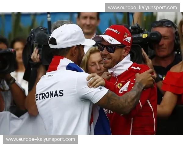 F1赛车关键时刻：速度与智慧的终极较量